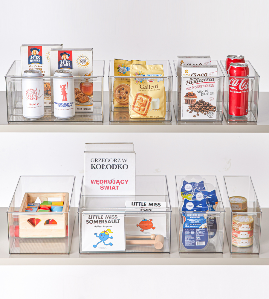 De KLAR-opbergbakken met vakken van BNB x VCN (extra lang, verschillende maten) houden dozen, blikjes, snacks, speelgoed en boeken netjes en overzichtelijk geordend op twee planken.