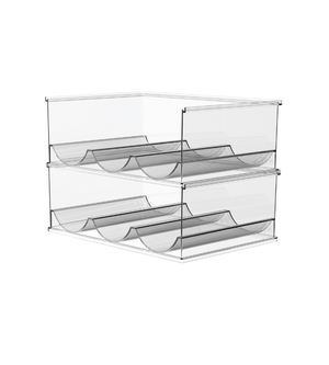 De BNB x VCN-flessenhouder KLAR - set van 2 stuks heeft een organizer met twee verdiepingen van helder acryl met twee uitschuifbare gaasladen voor het opbergen van flessen, ideaal voor cilindervormige voorwerpen, afgebeeld tegen een eenvoudige witte achtergrond.