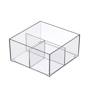 De SLIDE-lade-organizer TRANSPARANT - HOOG in diverse maten van BNB x VCN is een doorzichtige, vierkante acryl-organizer met vier verticaal ingedeelde vakken, die perfect is om orde in je lades te scheppen. Hier afgebeeld op een witte achtergrond.