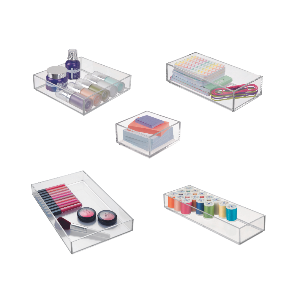 Doorzichtige opbergdozen met cosmetica, pennen, garen en elastiekjes in de kamer.