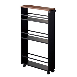 De YAMAZAKI TOWER keukentrolley met handgreep in zwart is een slank metalen nischerek met vier legplanken, een donker houten blad en vier kleine wieltjes – ideaal als flexibele keukentrolley met extra opbergruimte.