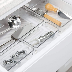 Een keukenlade met de iDesign-lade-organizer-set LINUS (5-delig) houdt je pollepel, pizzasnijder, kaasschaaf, taartschep en zout- en peperstrooiers overzichtelijk op een witte ondergrond, voor een perfect opgeruimde lade.