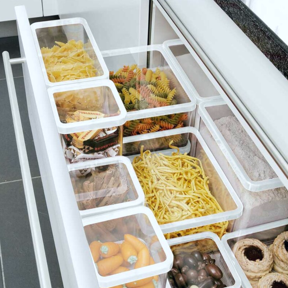 Een opgeruimde keukenlade met de Rotho-voorraadbussenset LOFT (6-delig) voor het bewaren van pasta, koekjes en nog veel meer – alles overzichtelijk geordend, makkelijk bereikbaar en goed zichtbaar opgeborgen, ideaal voor een perfect georganiseerde voorraadkast.