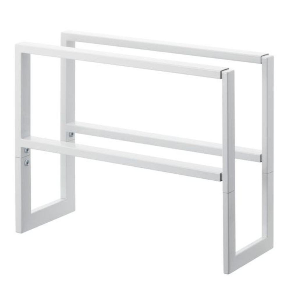 Het uitschuifbare schoenenrek YAMAZAKI LINE - Wit heeft een elegant, wit metalen frame met twee stangen en vier poten, perfect voor moderne, stijlvolle schoenenopslag in elke kamer.