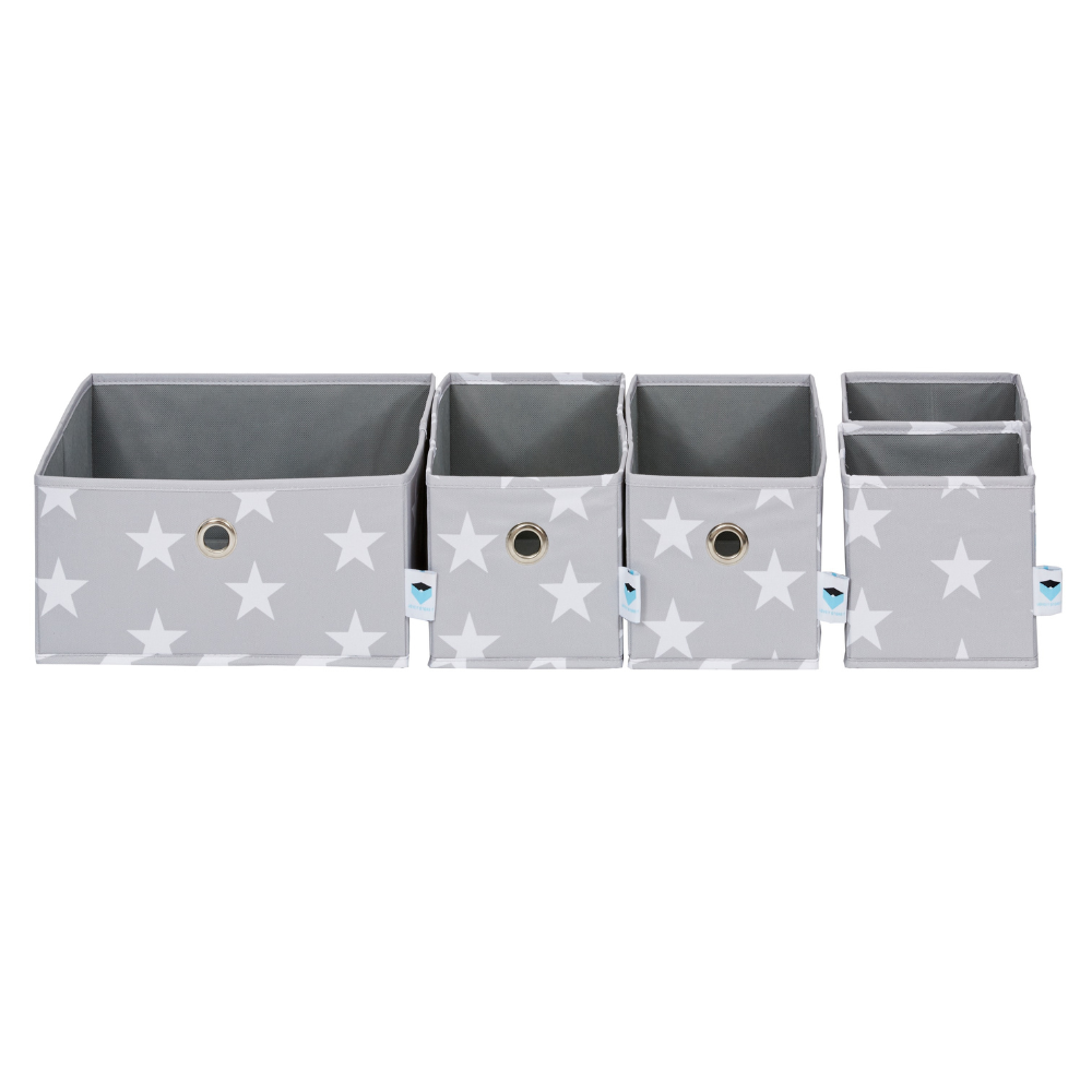 De Love it Store it STAR Organizer Grijs - Set van 5 stuks bestaat uit vijf grijze stoffen bakjes met witte sterren, ideaal voor opbergruimte in de kinderkamer. Elk bakje heeft een handvat met een metalen ring voor makkelijk gebruik.