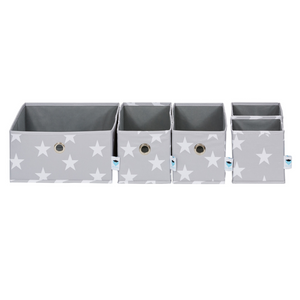 De Love it Store it STAR Organizer Grijs - Set van 5 stuks bestaat uit vijf grijze stoffen bakjes met witte sterren, ideaal voor opbergruimte in de kinderkamer. Elk bakje heeft een handvat met een metalen ring voor makkelijk gebruik.