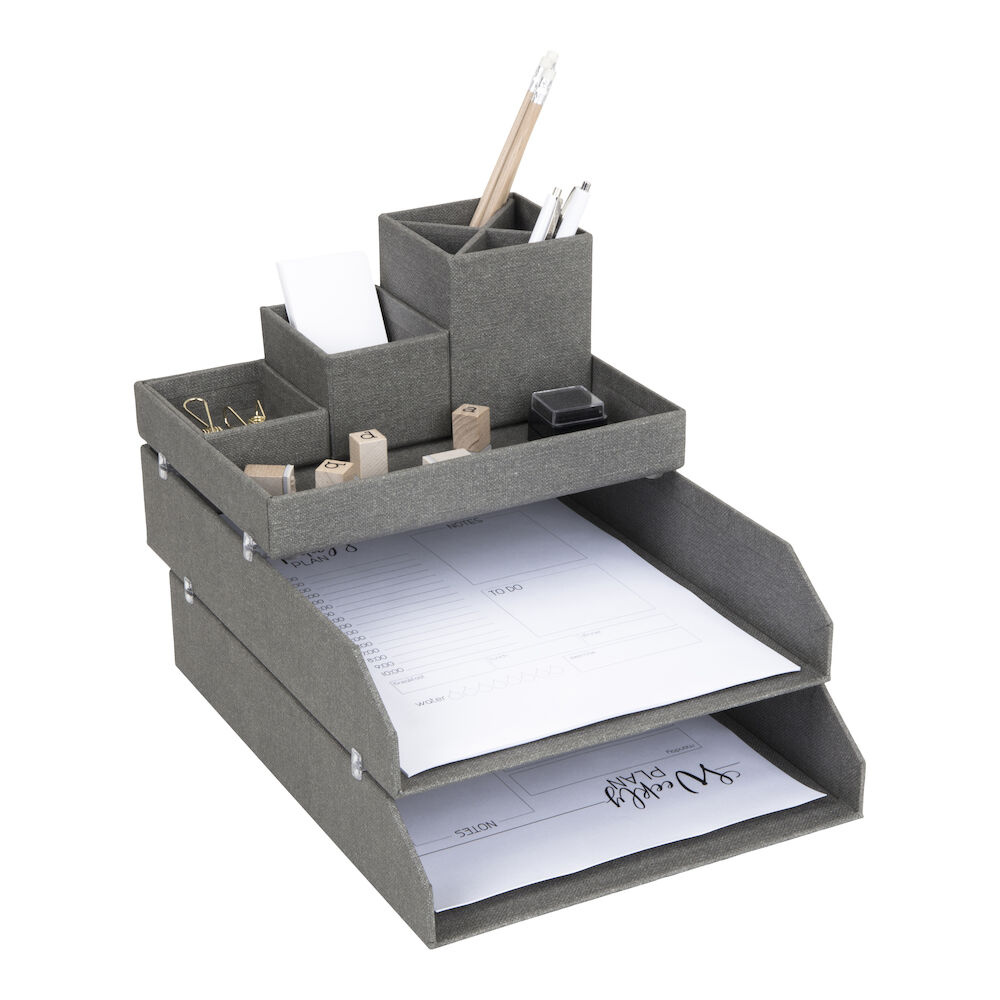 De Bigso HAKAN documentenhouder set van 2 stuks in grijs canvas heeft stapelbare vakken voor A4-papieren, pennen, paperclips en meer. De verschillende vakken zorgen ervoor dat je je kantoorbenodigdheden netjes kunt opbergen en makkelijk kunt sorteren.