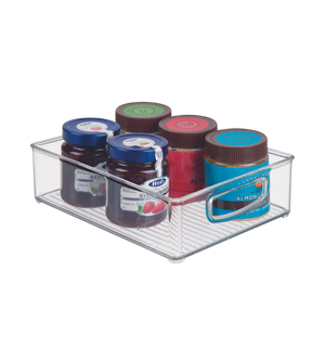 Doorzichtige bak met glazen potjes, bruine en blauwe deksels, op het oppervlak.