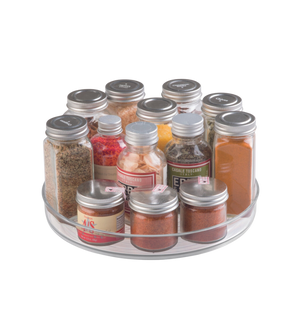 Draaiplateau met kruidenpotjes, gevuld met oregano, paprikapoeder en andere kruiden.
