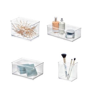 Vier doorzichtige plastic doosjes met wattenstaafjes, parfum, stukjes zeep en make-upkwasten.