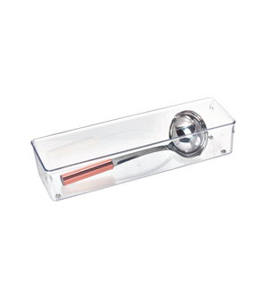 Een strakke, rechthoekige iDesign LINUS - lade-organizer HOCH bevat een metalen ijsschep met een roze handvat, afgebeeld tegen een witte achtergrond.