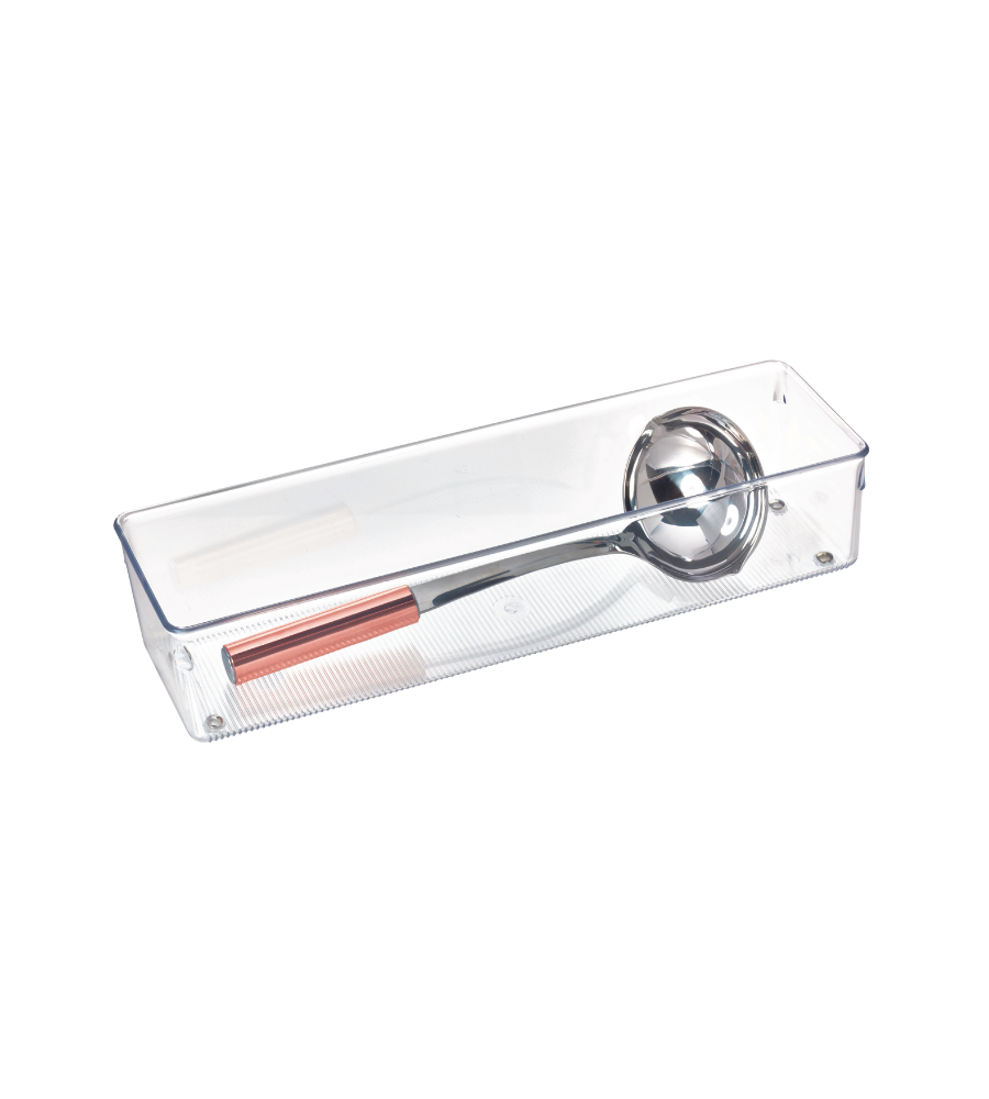 Een strakke, rechthoekige iDesign LINUS - lade-organizer HOCH bevat een metalen ijsschep met een roze handvat, afgebeeld tegen een witte achtergrond.
