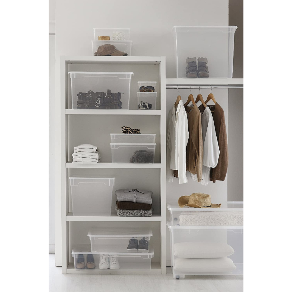 In een goed georganiseerde kledingkast staan de Rotho opbergboxen CLEAR 2L (19x16,5x9 cm) op de planken, gevuld met opgevouwen kleding, schoenen, tassen en hoeden; aan een stang hangen neutrale overhemden en jassen aan houten kleerhangers.