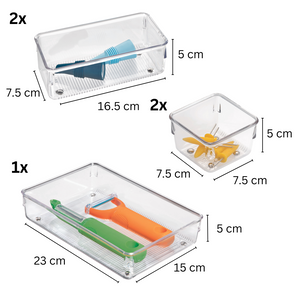 De iDesign-ladesorteerset LINUS (5-delig) bevat vijf doorzichtige bakjes in verschillende maten: twee van 16,5×7,5×5 cm, twee van 7,5×7,5×5 cm en één van 23×15×5 cm – ideaal om spullen in de lade te ordenen.