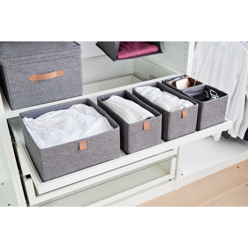 Vijf grijze stoffen bakjes uit de Love it Store it PREMIUM Organizer Grijs - Set van 5 stuks houden opgevouwen kleding en accessoires netjes op een uitschuifbaar schap in een witte kledingkast, terwijl andere bakjes en hangende kleding goed zichtbaar blijven.