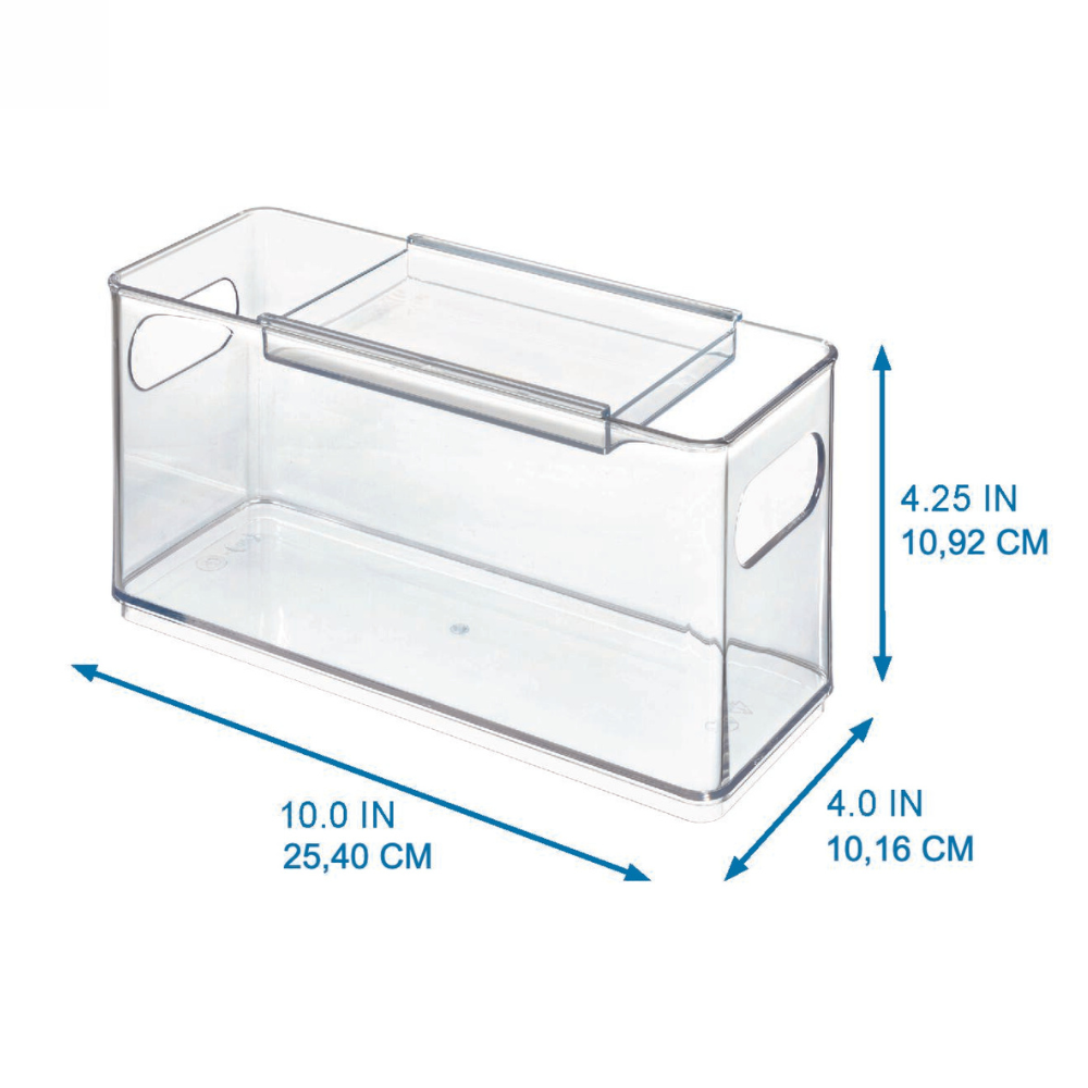 De iDesign HOME EDIT-opbergbak - Accessory is een doorzichtige kunststof bak met uitsparingen voor handvatten en een schuifdeksel, die perfect is om je accessoires in op te bergen. Afmetingen: 25,4 cm L x 10,8 cm H x 10,2 cm B. De blauwe pijlen geven de afmetingen aan.