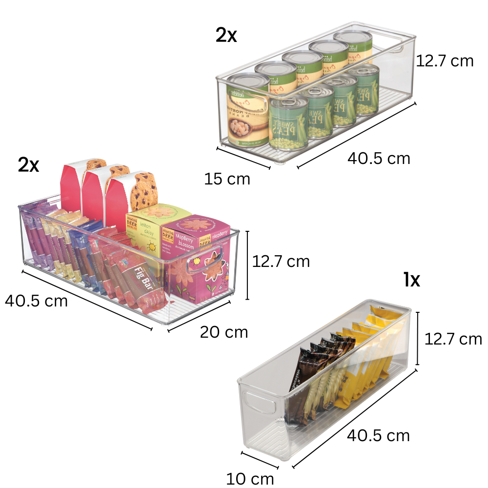 De iDesign keukenset MINI (5-delig) bestaat uit doorzichtige, aan elkaar te klikken opbergbakjes van 15, 20 en 10 cm breed (elk 40,5 x 12,7 cm), gevuld met blikjes en snacks. De inhoudsmaten staan erop aangegeven.