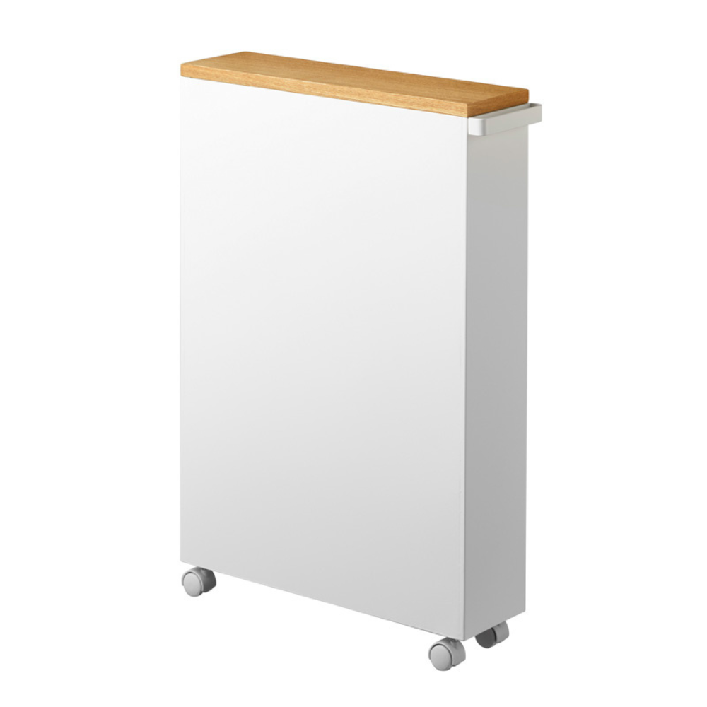 De YAMAZAKI TOWER opbergwagen met handgreep in wit heeft een licht houten blad en vier wieltjes, waardoor hij perfect is als nissenrek om de opbergruimte in de badkamer in kleine ruimtes optimaal te benutten.