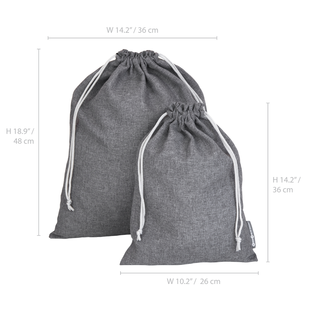 De Bigso TRAVEL waszak grijs - 2 stuks bevat twee grijze waszakken: een van 48x36 cm en een van 36x26 cm – handig voor onderweg, met trekkoordsluiting en in verschillende maten.