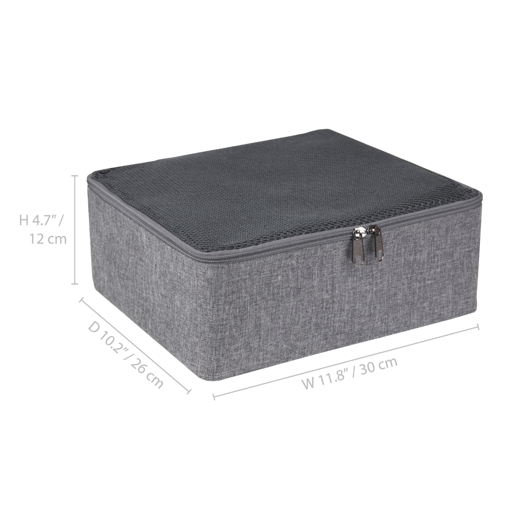 De Bigso TRAVEL Organizer M - Grijs is een grijze opbergbox van stof met een deksel met ritssluiting, die ideaal is als koffer- of reisorganizer. Hij heeft de afmetingen 11,8" x 10,2" x 4,7" (30 x 26 x 12 cm) en is voorzien van maatstreepjes.