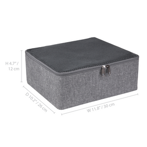 De Bigso TRAVEL Organizer M - Grijs is een grijze opbergbox van stof met een deksel met ritssluiting, die ideaal is als koffer- of reisorganizer. Hij heeft de afmetingen 11,8" x 10,2" x 4,7" (30 x 26 x 12 cm) en is voorzien van maatstreepjes.