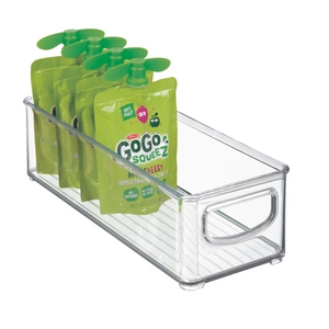 De iDesign koelkastset MINI (5-delig) is een overzichtelijke, stapelbare opbergdoos met handvatten, waarin vier rechtopstaande groene GoGo SqueeZ-appelmoespakjes passen.