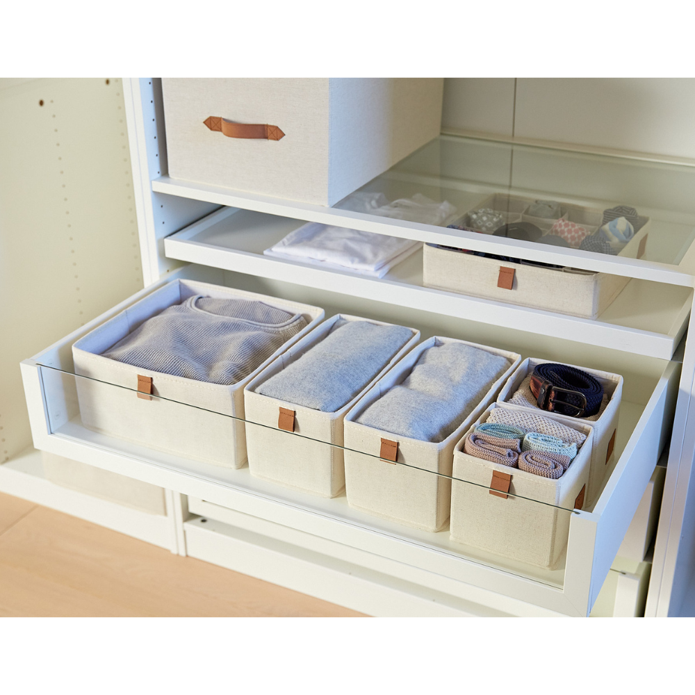 Een ladekast met de Love it Store it PREMIUM Organizer Beige - set van 5 stuks biedt ruimte voor kleding, riemen en opgerolde spullen in vijf beige stoffen bakjes; extra dozen en opgevouwen kleding staan op de planken erboven.