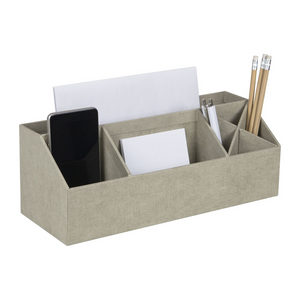 De ELISA-bureaumaker van Bigso, gemaakt van beige linnen, heeft verschillende vakjes voor pennen, je smartphone, enveloppen, plakbriefjes en paperclips – ideaal om je bureau op orde te houden. Afgebeeld op een witte achtergrond.