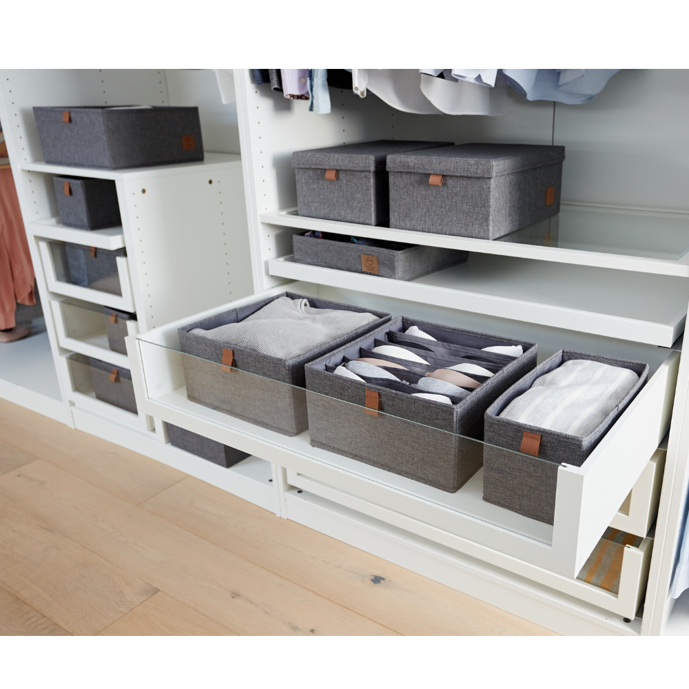 Een opgeruimde witte kledingkast toont de Love it Store it PREMIUM-organizer met 6 vakken, grijs (set van 2 stuks) van linnen, netjes geplaatst op planken en in lades voor kleding en accessoires. De kast staat op een lichte houten vloer.