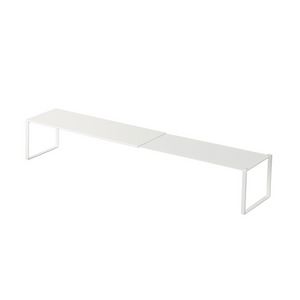 Deze minimalistische monitorstandaard van wit metaal met een slank, modern ontwerp past perfect bij de YAMAZAKI FRAME uitschuifbare schoenenrek - Wit en zorgt zo voor een samenhangende, georganiseerde werkplek.