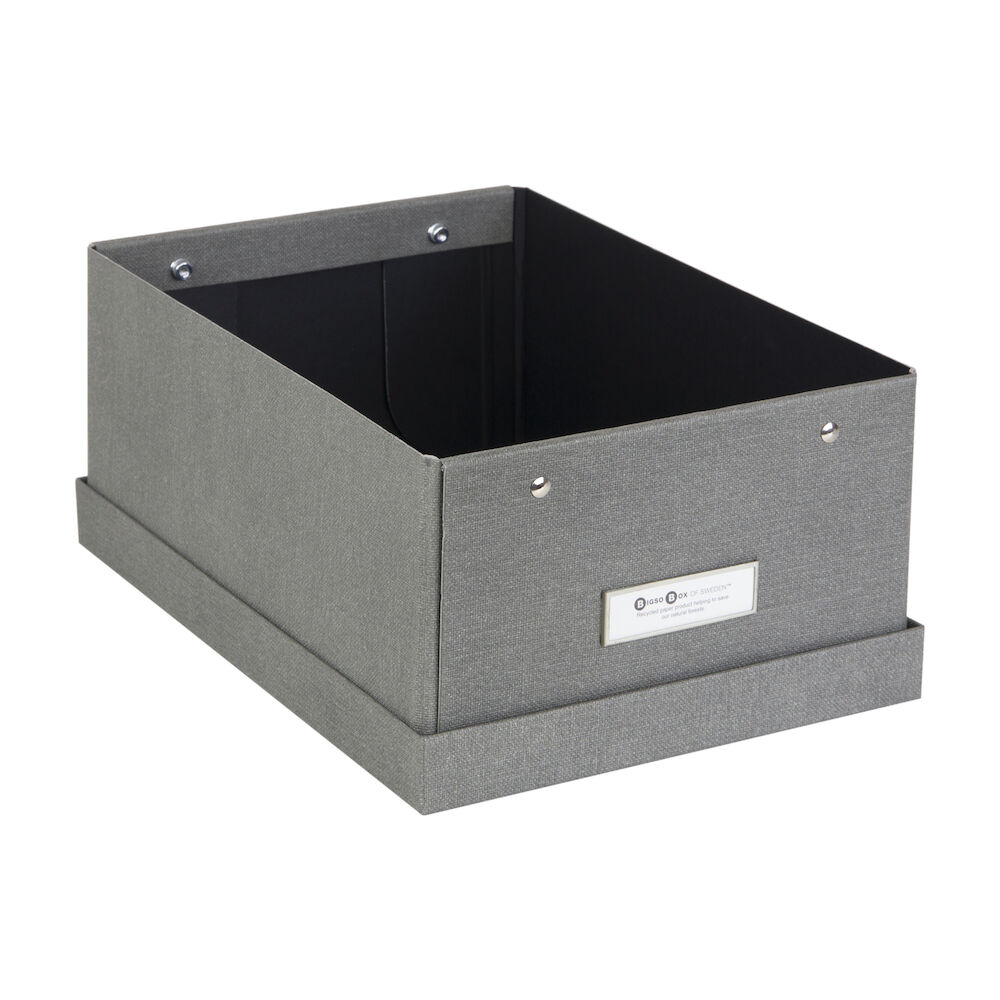 De Bigso KARIN opbergbox – grijs canvas is een rechthoekige, stapelbare opbergbox met een afneembaar deksel, een metalen etikethouder en klinknagels aan de voorkant, afgebeeld op een witte achtergrond.