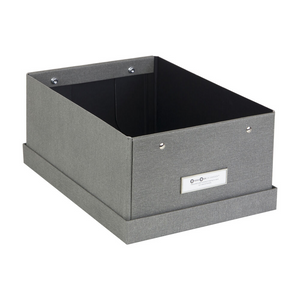 De Bigso KARIN opbergbox – grijs canvas is een rechthoekige, stapelbare opbergbox met een afneembaar deksel, een metalen etikethouder en klinknagels aan de voorkant, afgebeeld op een witte achtergrond.