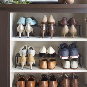 De YAMAZAKI FRAME uitschuifbare schoenenkast - zwart biedt ruimte voor dames- en herenschoenen, sandalen en sneakers in drie vakken in een elegante zwarte kast voor extra opbergruimte.