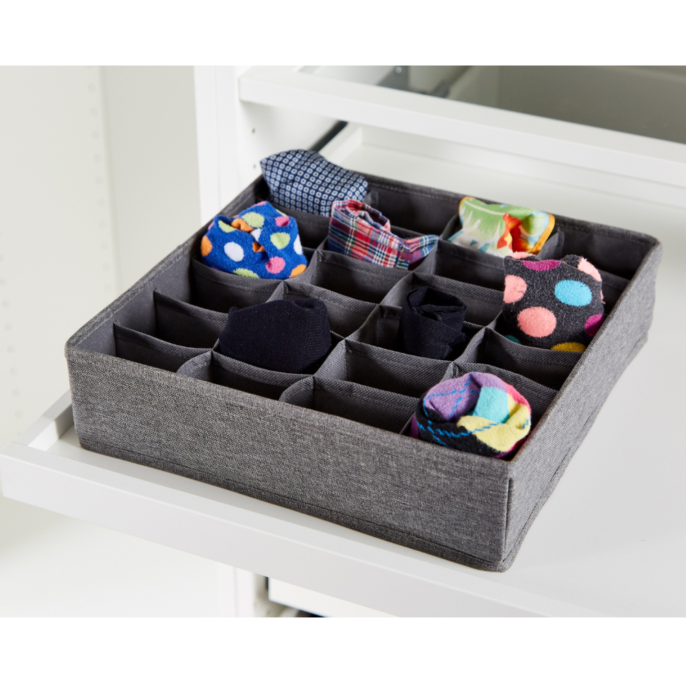 De PREMIUM wasmand Grijs - 24 vakken van Love it Store it is ideaal voor het opbergen van sokken en ondergoed en presenteert kleurrijke, opgerolde sokken overzichtelijk in een witte lade.
