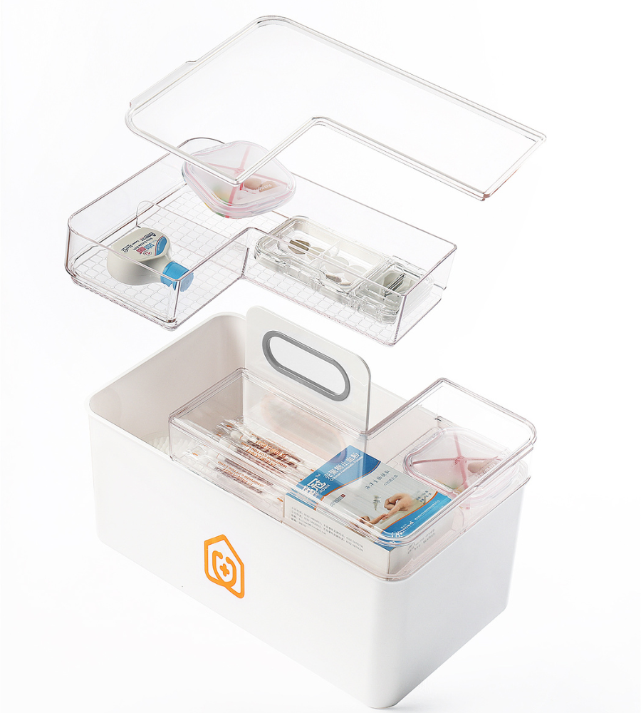 De witte medicijnorganizer van BNB x VCN, een witte plastic doos met een doorzichtig, uitneembaar bakje met twee lagen, biedt ruimte voor plakband, pincetten en medische benodigdheden – ideaal voor het bewaren van medicijnen. Afgebeeld op een witte achtergrond.
