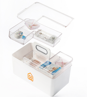 De witte medicijnorganizer van BNB x VCN, een witte plastic doos met een doorzichtig, uitneembaar bakje met twee lagen, biedt ruimte voor plakband, pincetten en medische benodigdheden – ideaal voor het bewaren van medicijnen. Afgebeeld op een witte achtergrond.