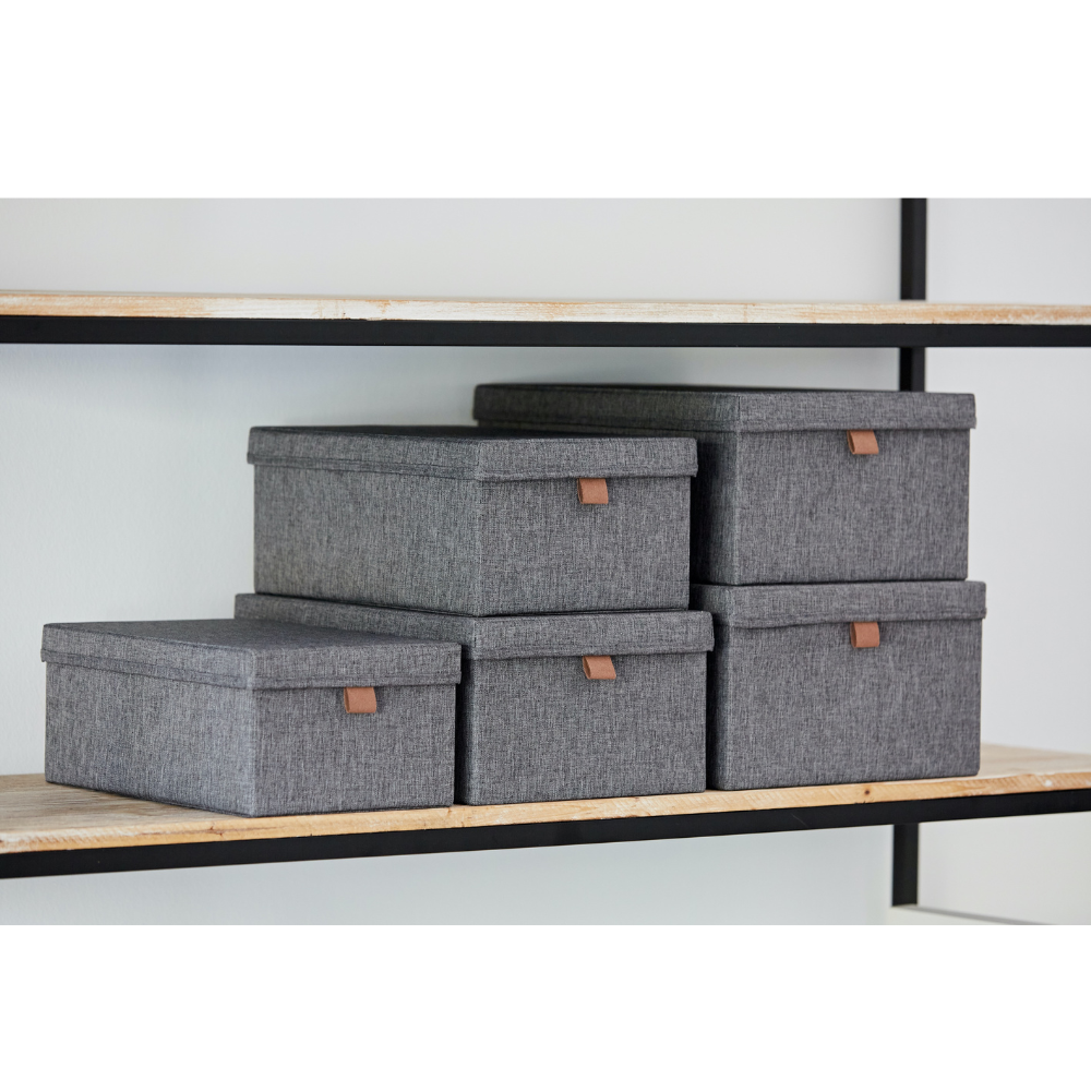 De Love it Store it PREMIUM opbergdozen met deksel in grijs – set van 5 stuks – zorgen voor stijlvolle orde in huis en passen perfect op een lichte houten plank met een zwart metalen frame.