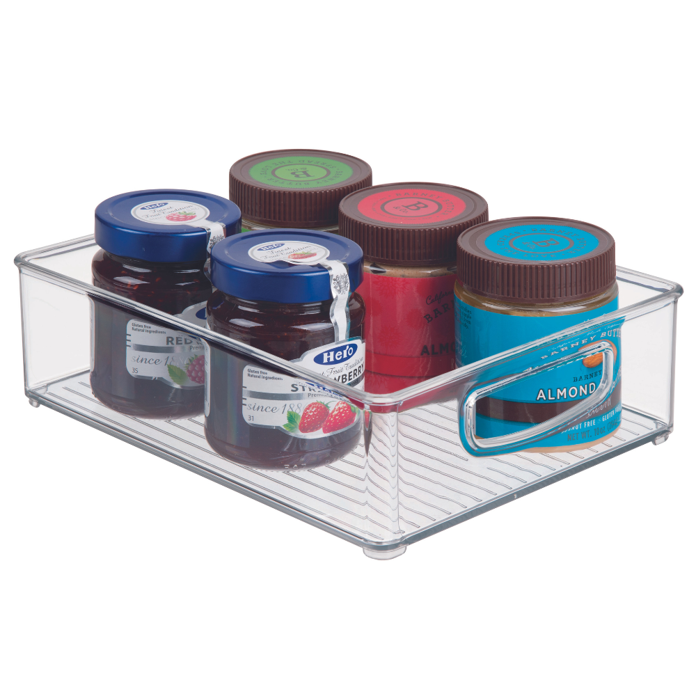Meerdere potjes jam en notenpasta in een doorzichtige bak.