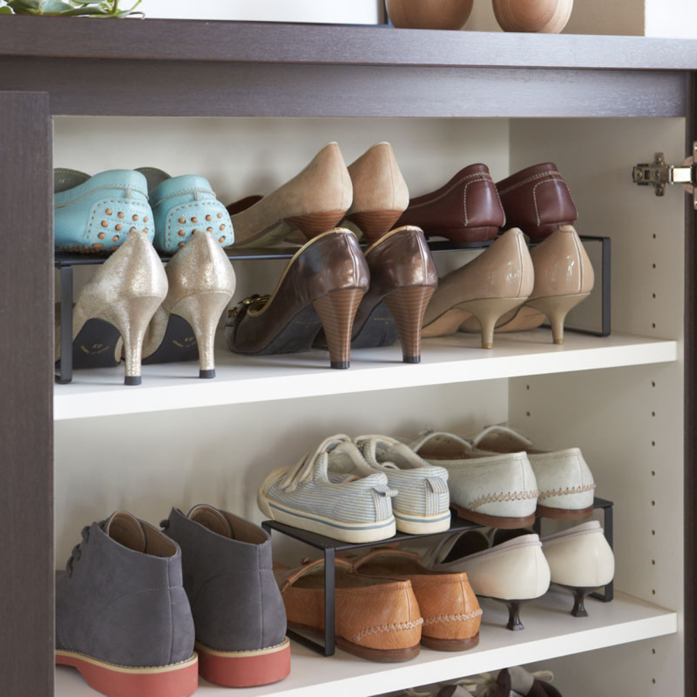 In een overzichtelijke, uitschuifbare YAMAZAKI FRAME schoenenkast – zwart – kun je op drie planken damesschoenen met hoge hakken, vrijetijdsschoenen en herenslippers en -sneakers kwijt.