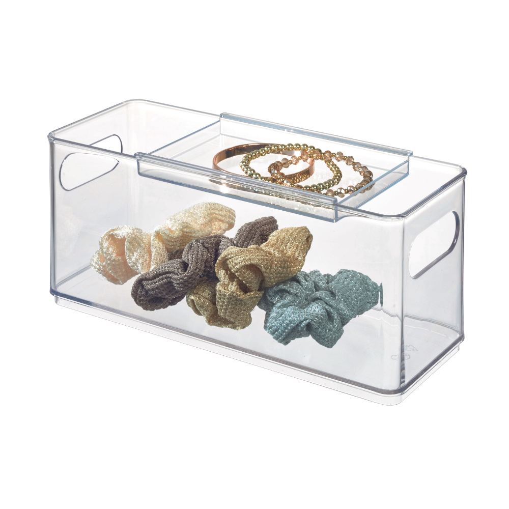 De iDesign HOME EDIT opbergdoos - Accessory is een doorzichtige plastic organizer met uitgesneden handvatten en een schuifdeksel, ideaal voor het opbergen van haarelastiekjes en gouden sieraden zoals armbanden of kettingen.