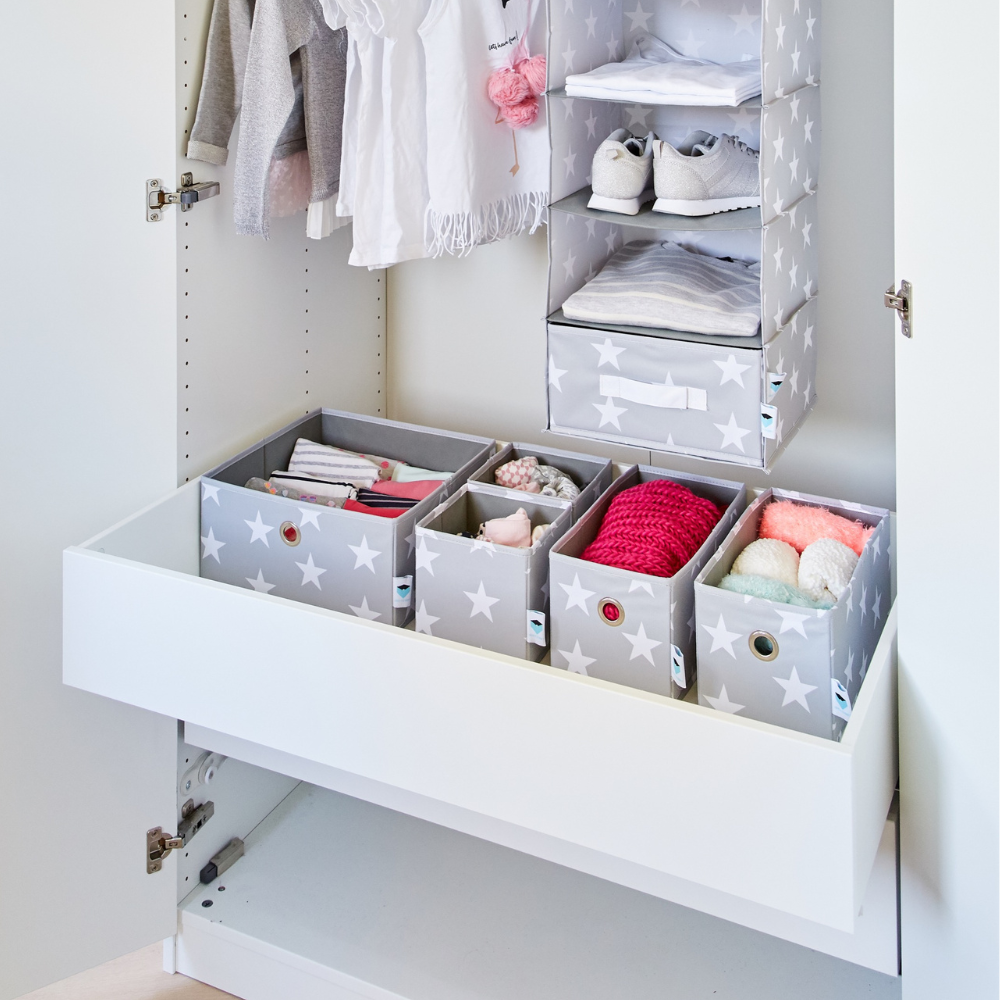 Breng orde in de kledingkast met de Love it Store it STAR Organizer Grijs – set van 5 stuks met witte, grijze bakjes versierd met sterren – perfect voor het netjes opbergen van kleding en accessoires in de kinderkamer.