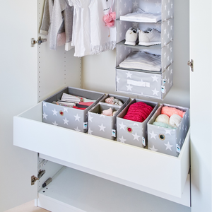 Breng orde in de kledingkast met de Love it Store it STAR Organizer Grijs – set van 5 stuks met witte, grijze bakjes versierd met sterren – perfect voor het netjes opbergen van kleding en accessoires in de kinderkamer.