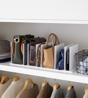 De YAMAZAKI TOWER tasorganizer wit (set van 2 stuks) houdt handtassen op hun plaats in verstelbare witte vakken boven hangende kleding en biedt een ruimtebesparende opbergoplossing naast de draadmand en hoeden in de kledingkast.