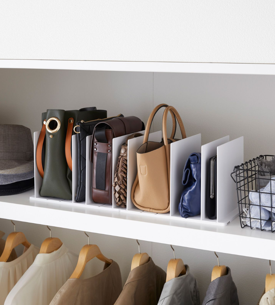 De YAMAZAKI TOWER tasorganizer wit (set van 2 stuks) houdt handtassen op hun plaats in verstelbare witte vakken boven hangende kleding en biedt een ruimtebesparende opbergoplossing naast de draadmand en hoeden in de kledingkast.