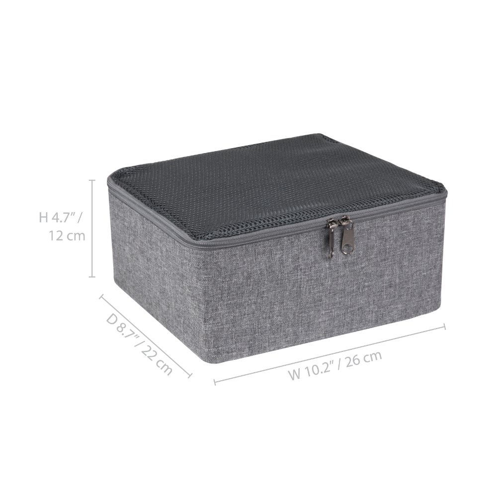 De Bigso TRAVEL Organizer S - Grijs is een grijze opbergbox van stof met een netdeksel met ritssluiting, ideaal om je koffer overzichtelijk te houden. Afmetingen: 12 cm (4,7") hoog, 22 cm (8,7") diep, 26 cm (10,2") breed.