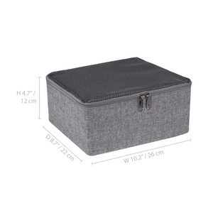 De Bigso TRAVEL Organizer S - Grijs is een grijze opbergbox van stof met een netdeksel met ritssluiting, ideaal om je koffer overzichtelijk te houden. Afmetingen: 12 cm (4,7") hoog, 22 cm (8,7") diep, 26 cm (10,2") breed.