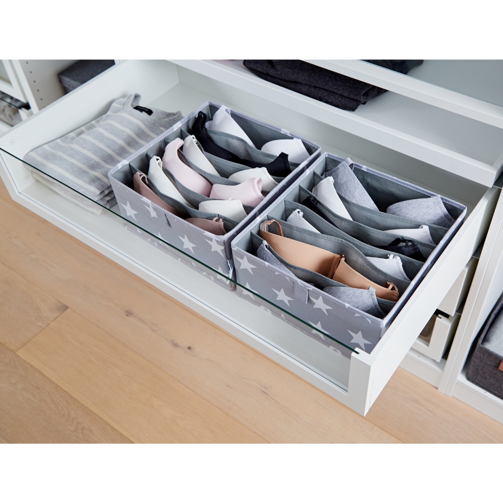 In een open witte lade passen twee "STAR Organizer 6 vakken breed grijs" van Love it Store it, waarin je neutraal gekleurd ondergoed netjes kunt opbergen. Deze set van twee is een stijlvolle aanvulling op moderne kasten met een lichte houten bodem.