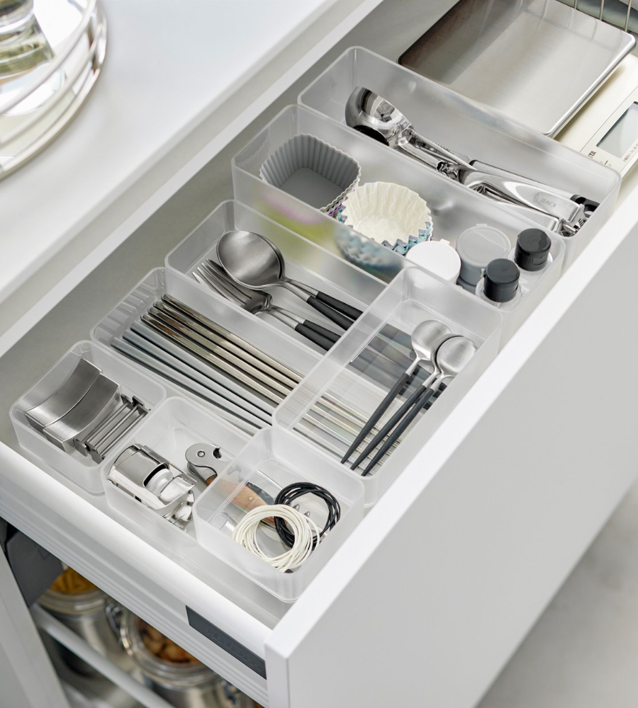 Breng orde in je keuken met de YAMAZAKI TOWER lade-organizer wit M (set van 2 stuks), ideaal voor het sorteren van keukengerei zoals lepels, eetstokjes, gardes, blikopeners, cupcakevormpjes, maatlepels en paperclips; handig en stapelbaar.