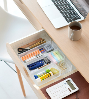 Met de YAMAZAKI TOWER lade-organizer wit M (set van 2) houd je pennen, potloden, een schaar, liniaal, plakbriefjes, paperclips, nietjes, lijmstift, gum en rekenmachine netjes bij elkaar naast je laptop en mok op een licht houten bureau.