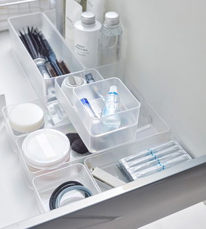 Een opgeruimde lade met de YAMAZAKI TOWER lade-organizer wit S (set van 2 stuks): perfect voor het opbergen van toiletartikelen, kammen, borstels, flessen en potjes in aparte vakjes. Houdt wattenstaafjes, scheermesjes en haarelastiekjes netjes op hun plek.